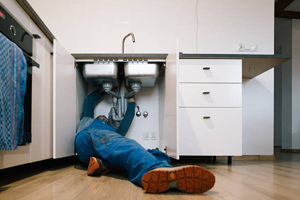 Professional Emergency Plumber technician working in Farmdale, OH